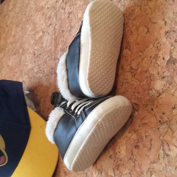 Disney Toddler hat and shoes - Picture 3 of 4